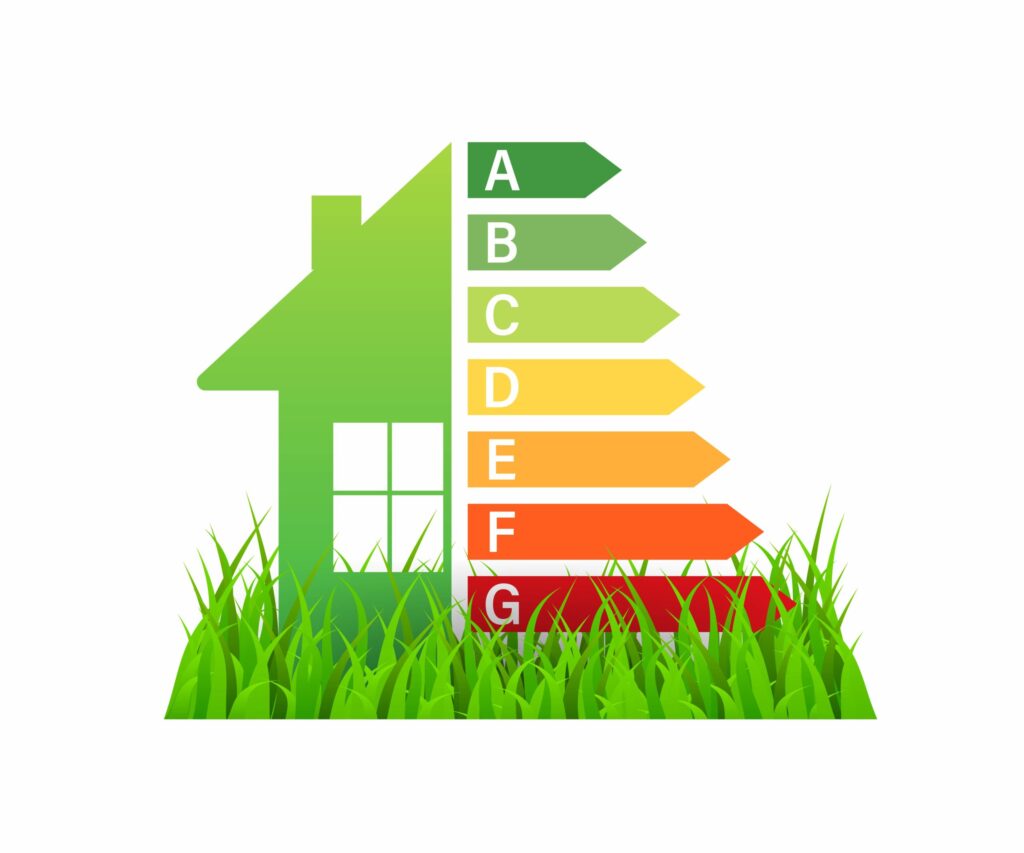 Ett grönt hus vid sidan om listan med energiklasser från energideklarationen