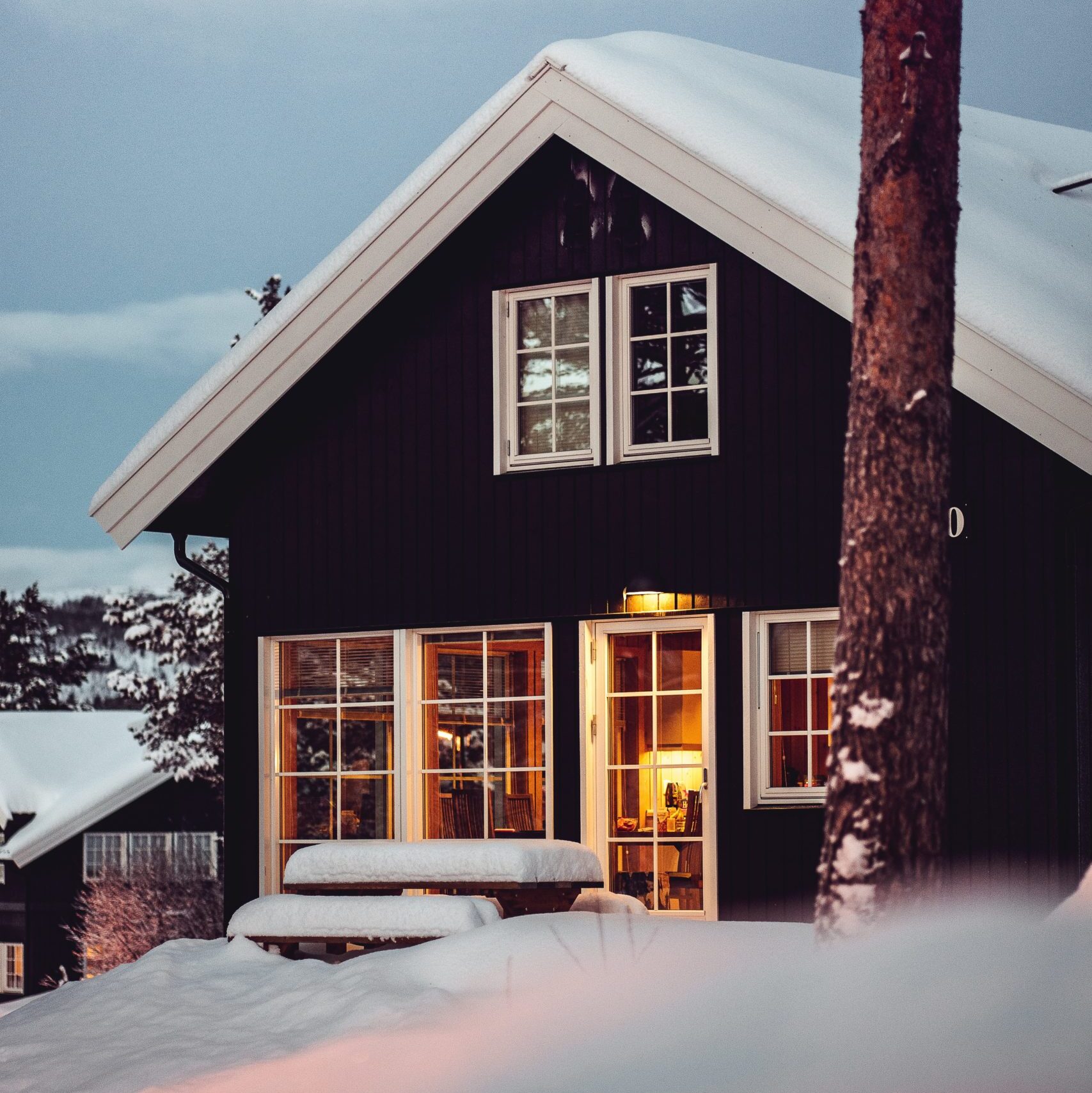 Mysig snötäckt fjällstuga